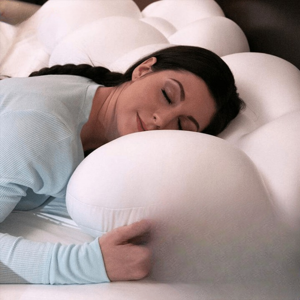 Oreiller de sommeil tête dans les nuages